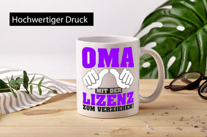 Oma mit Lizenz | Spruch Großmutter lustig Familie Geschenkidee Geschenk Tasse