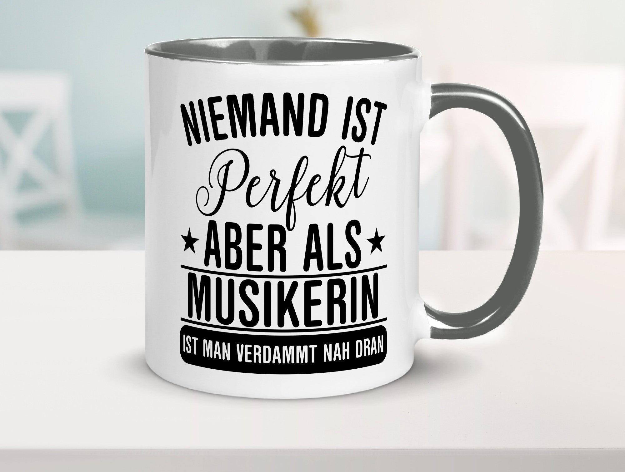 Verdammt nah dran: Musikerin | Musik Musikantin Geschenkidee Humor Tasse