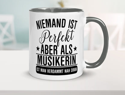Verdammt nah dran: Musikerin | Musik Musikantin Geschenkidee Humor Tasse