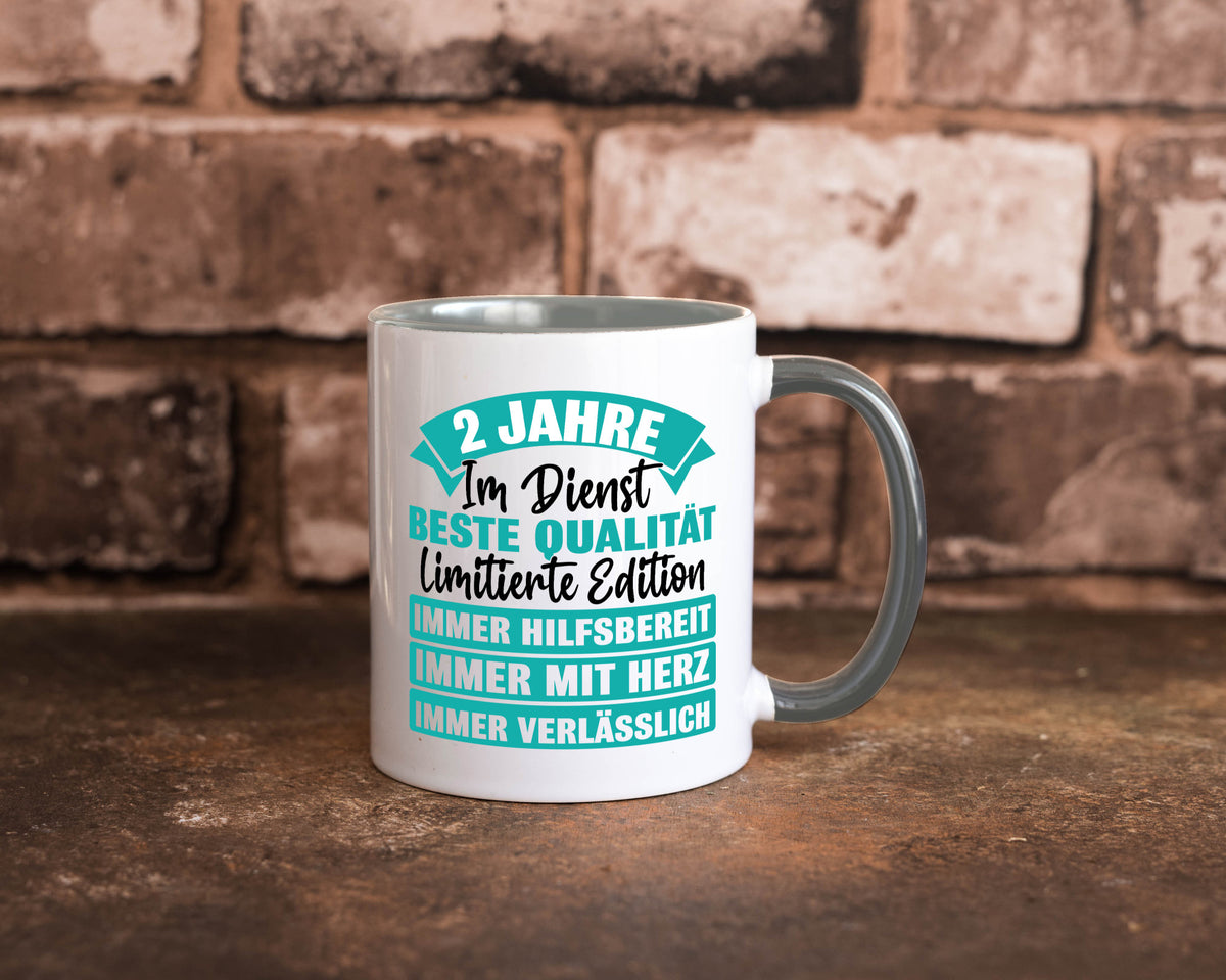 2 Jahre im Dienst | Jubiläum Arbeit v2 Geschenk Kollegen Büro lustiger Spruch Tasse