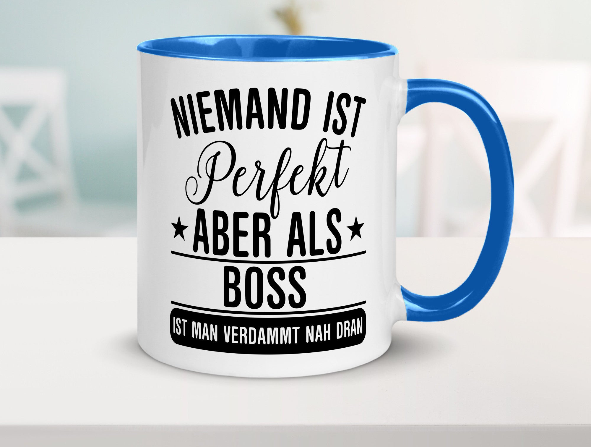 Verdammt nah dran: Boss | Führungskraft Vorgesetzter Humor Geschenkidee Tasse