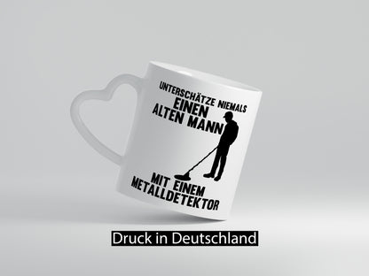 Unterschätze keinen Mann mit Metalldetektor | Geschenkidee Humor Tasse