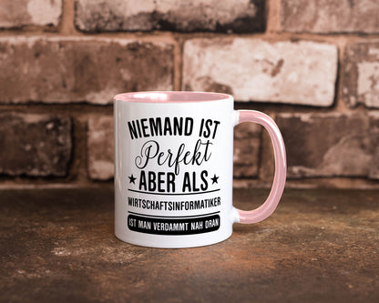 Verdammt nah dran: Wirtschaftsinformatiker | Informatik Humor Geschenkidee Tasse