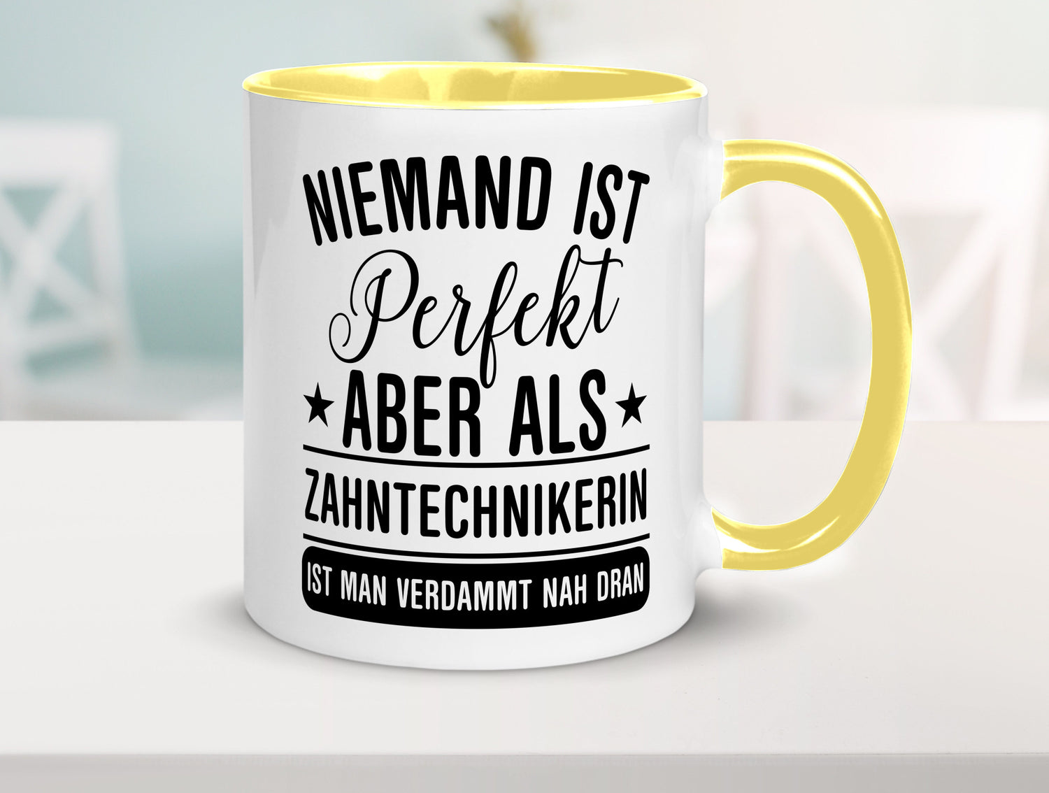 Verdammt nah dran: Zahntechnikerin | Zahnmedizin Humor Geschenkidee Tasse