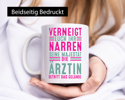Verneigt euch: Ärztin | Medizin Doktorin Fachärztin v2 Geschenkidee Humor Tasse