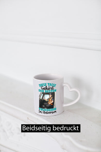Im Universum: Truckerin | LKW Fahrerin lustig Humor Geschenkidee Geschenk Tasse