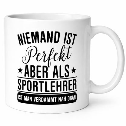 Verdammt nah dran: Sportlehrer | Lehrer Sport Geschenk Humor Geschenkidee