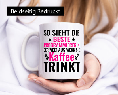 Kaffee trinkt: Programmiererin | Software Entwickler Humor Geschenkidee Tasse