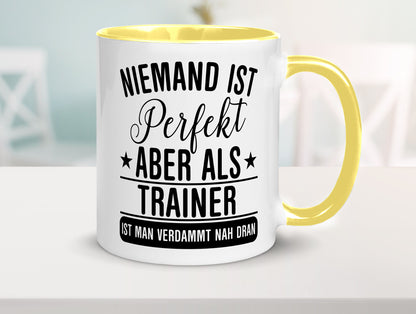 Verdammt nah dran: Trainer | Verein Sport Humor Geschenkidee Tasse