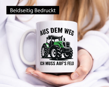 Aus dem weg ich muss aufs Feld | Traktor Bauer v2 Humor Geschenkidee Tasse