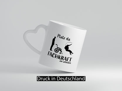 Platz da, Fachkraft | Rollstuhl Menschen lustig Humor Geschenkidee Geschenk