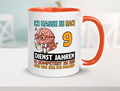 9 Dienstjahre | Arbeit Kompetent Humor Kollegen Büro Geschenkidee Tasse