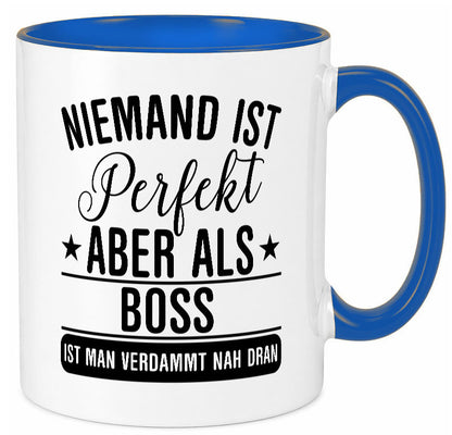 Verdammt nah dran: Boss | Führungskraft Vorgesetzter Humor Geschenkidee Tasse