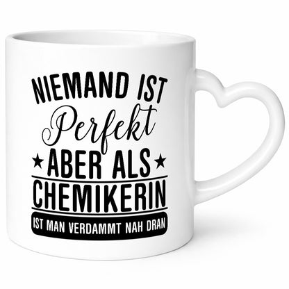 Verdammt nah dran: Chemikerin | Chemie Labor lustig Humor Geschenkidee Geschenk