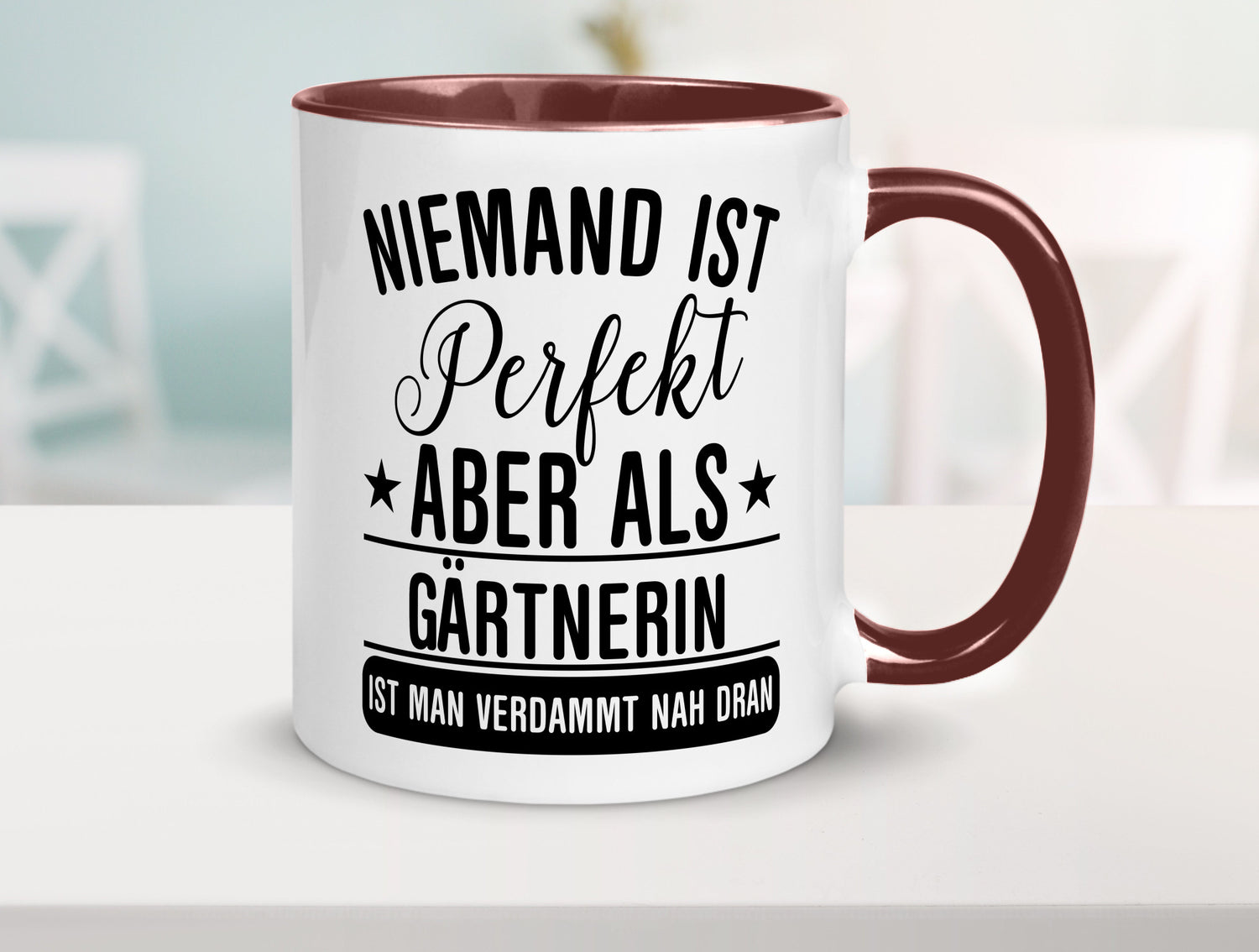 Verdammt nah dran: Gärtnerin | Gartenbau lustig Humor Geschenkidee Geschenk