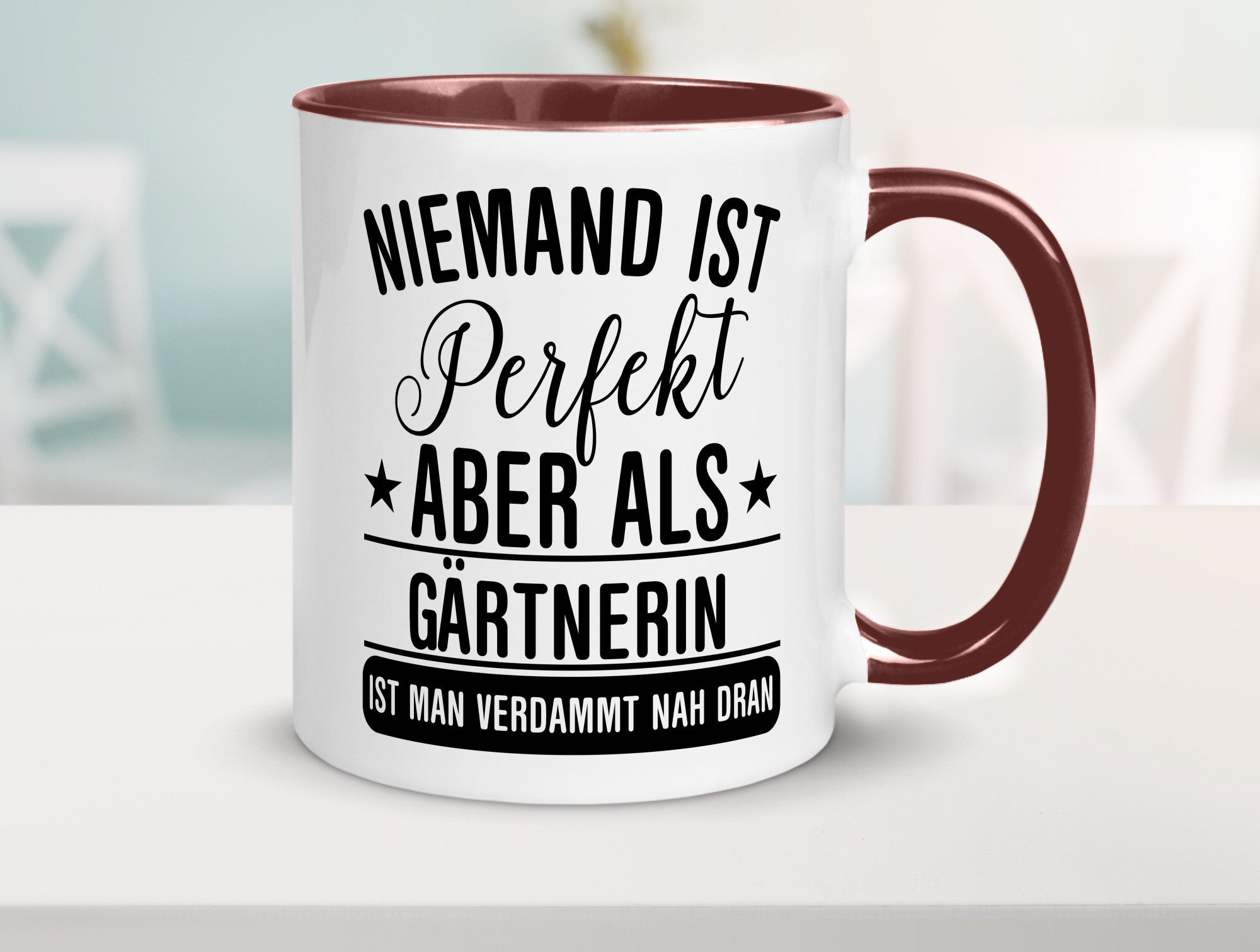 Verdammt nah dran: Gärtnerin | Gartenbau lustig Humor Geschenkidee Geschenk