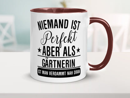 Verdammt nah dran: Gärtnerin | Gartenbau lustig Humor Geschenkidee Geschenk