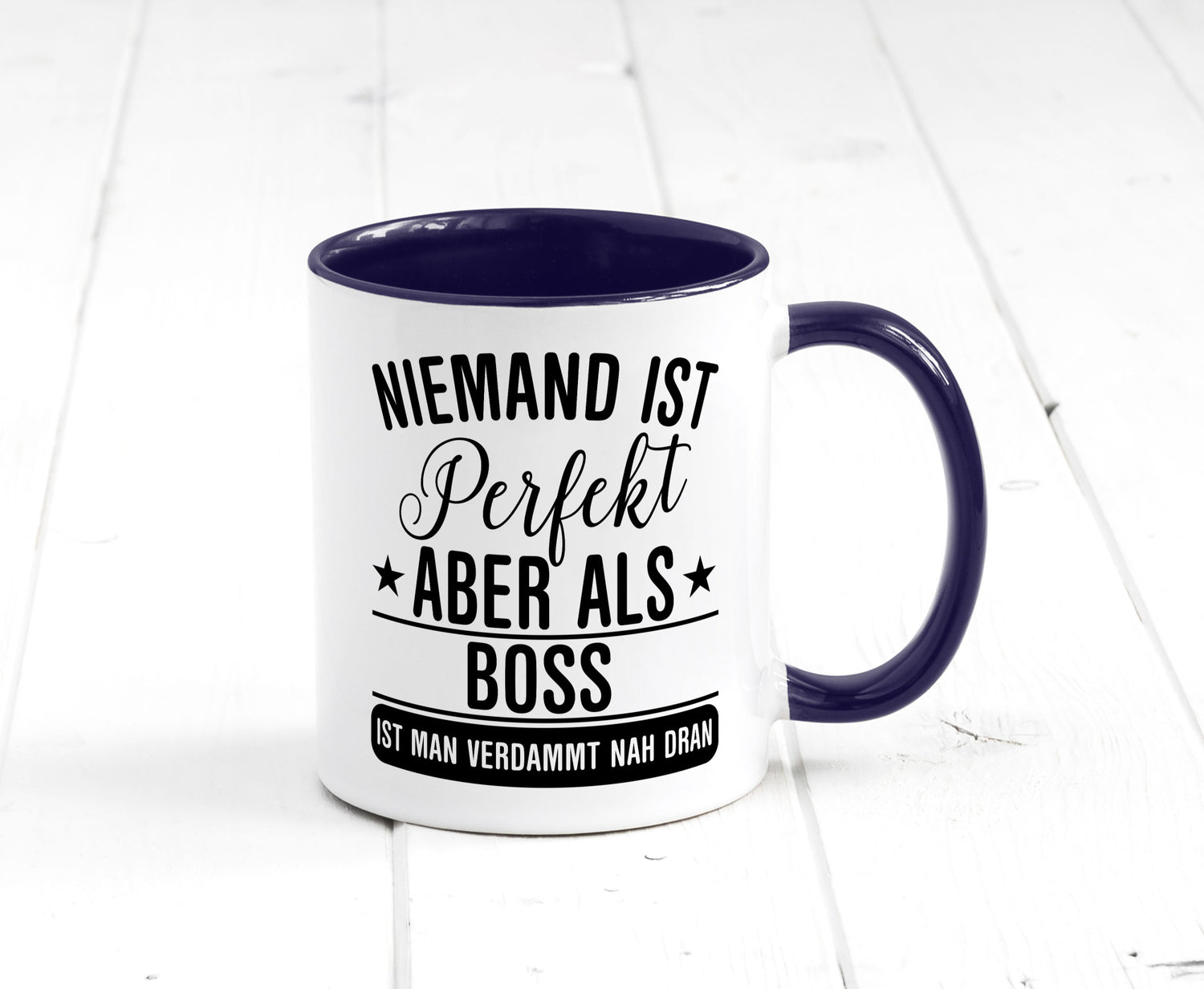Verdammt nah dran: Boss | Führungskraft Vorgesetzter Humor Geschenkidee Tasse