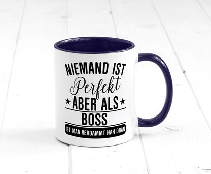 Verdammt nah dran: Boss | Führungskraft Vorgesetzter Humor Geschenkidee Tasse