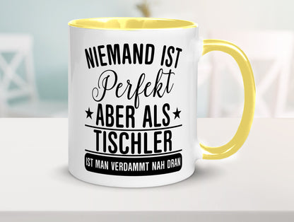 Verdammt nah dran: Tischler | Handwerk Beruf Tischlerei lustig Arbeit Kollegen
