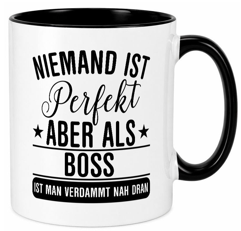 Verdammt nah dran: Boss | Führungskraft Vorgesetzter Humor Geschenkidee Tasse