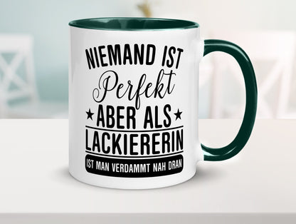 Verdammt nah dran: Lackiererin | lackieren lustiger Spruch Geschenk Humor