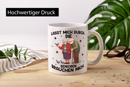 Senioren brauchen mich | Altenpflege Pflegekraft lustiger Spruch Geschenk Humor