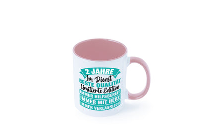 2 Jahre im Dienst | Jubiläum Arbeit v2 Geschenk Kollegen Büro lustiger Spruch Tasse