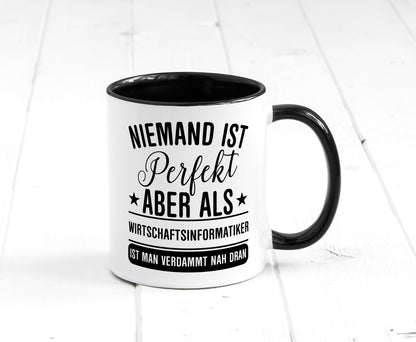 Verdammt nah dran: Wirtschaftsinformatiker | Informatik Humor Geschenkidee Tasse