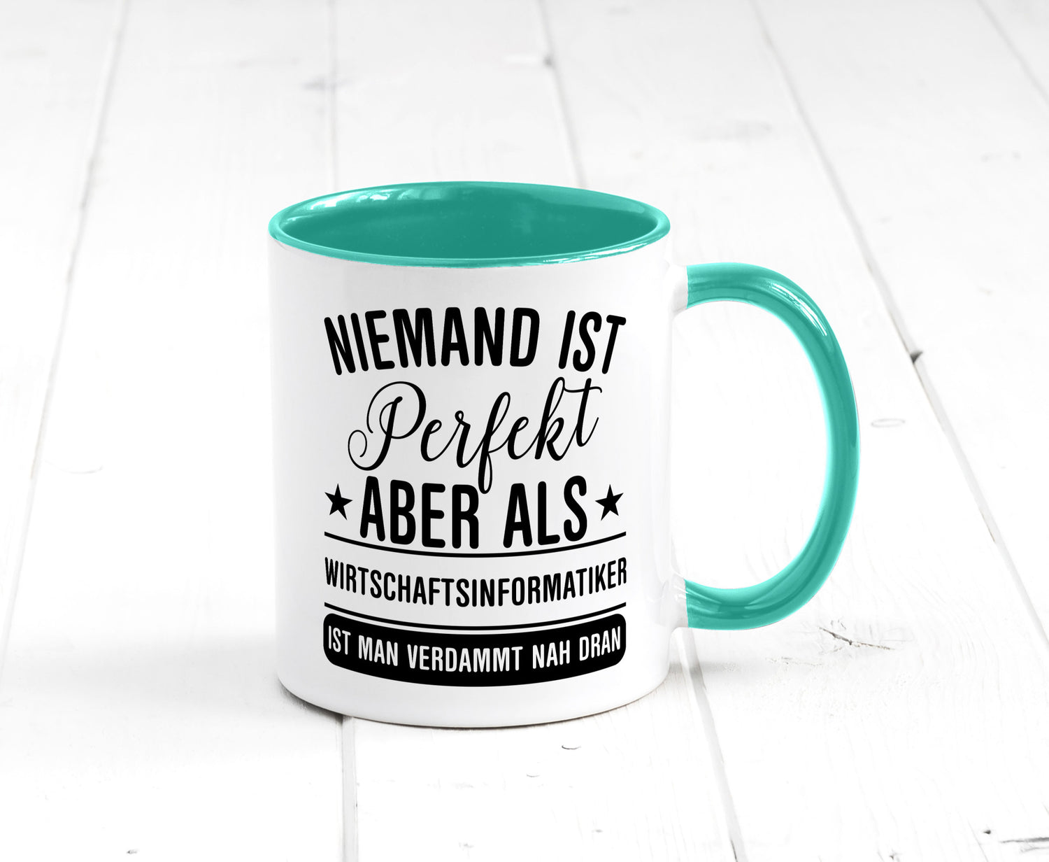 Verdammt nah dran: Wirtschaftsinformatiker | Informatik Humor Geschenkidee Tasse