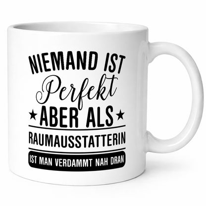Verdammt nah dran: Raumausstatterin | Wohn Ausstatterin lustig Humor