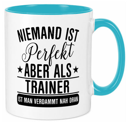 Verdammt nah dran: Trainer | Verein Sport Humor Geschenkidee Tasse