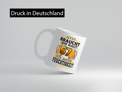 57 braucht die haut mehr Feuchtigkeit | 57. Geburtstag Humor Geschenkidee Tasse