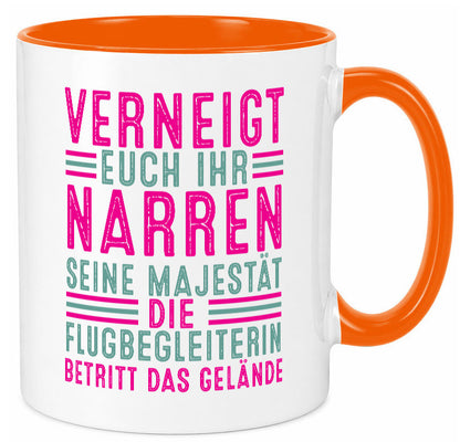 Verneigt euch: Flugbegleiterin | Stewardess Flughafen v2 lustiger Spruch Tasse