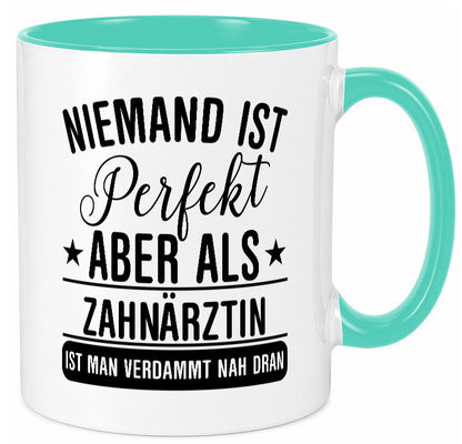 Verdammt nah dran: Zahnärztin | Zahnmedizin Beruf lustig Arbeit Kollegen Büro