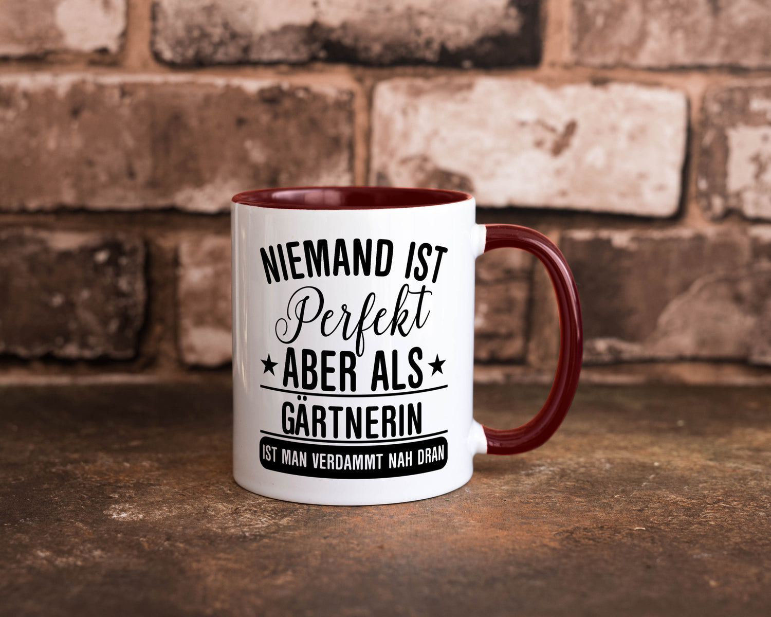 Verdammt nah dran: Gärtnerin | Gartenbau lustig Humor Geschenkidee Geschenk