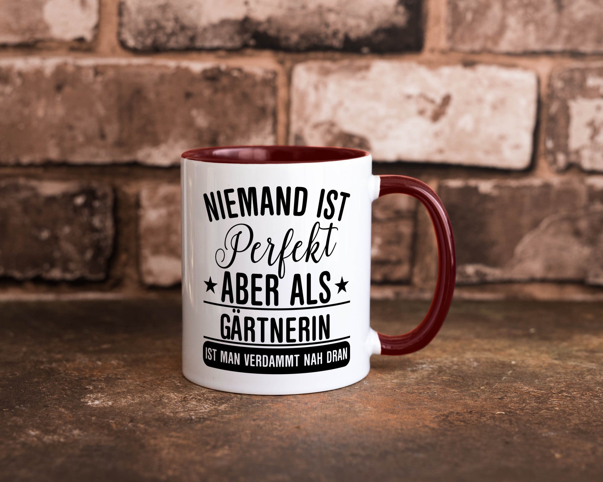 Verdammt nah dran: Gärtnerin | Gartenbau lustig Humor Geschenkidee Geschenk