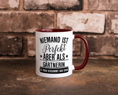 Verdammt nah dran: Gärtnerin | Gartenbau lustig Humor Geschenkidee Geschenk