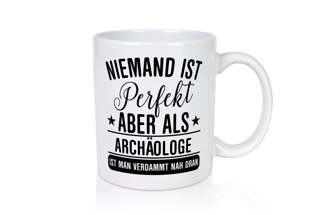 Verdammt nah dran: Archäologe | Archäologie Forscher lustiger Spruch Geschenk Tasse
