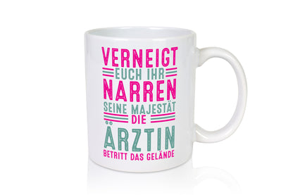 Verneigt euch: Ärztin | Medizin Doktorin Fachärztin v2 Geschenkidee Humor Tasse