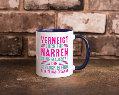 Verneigt euch: Schauspielerin | Theater Humor Geschenkidee Tasse