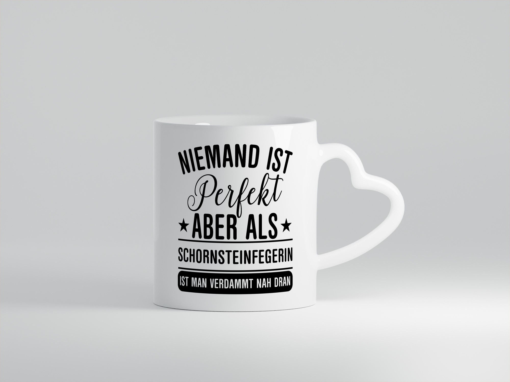 Verdammt nah dran: Schornsteinfegerin | Kaminkehrer Geschenkidee Humor Tasse