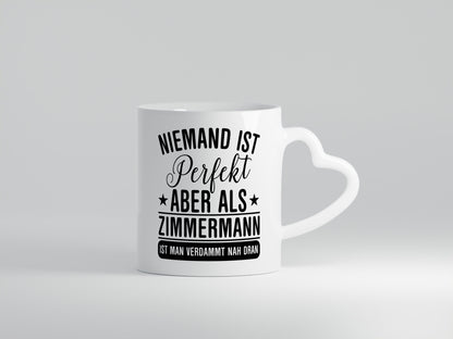 Verdammt nah dran: Zimmermann | Handwerker Holzbau lustig Humor Geschenkidee