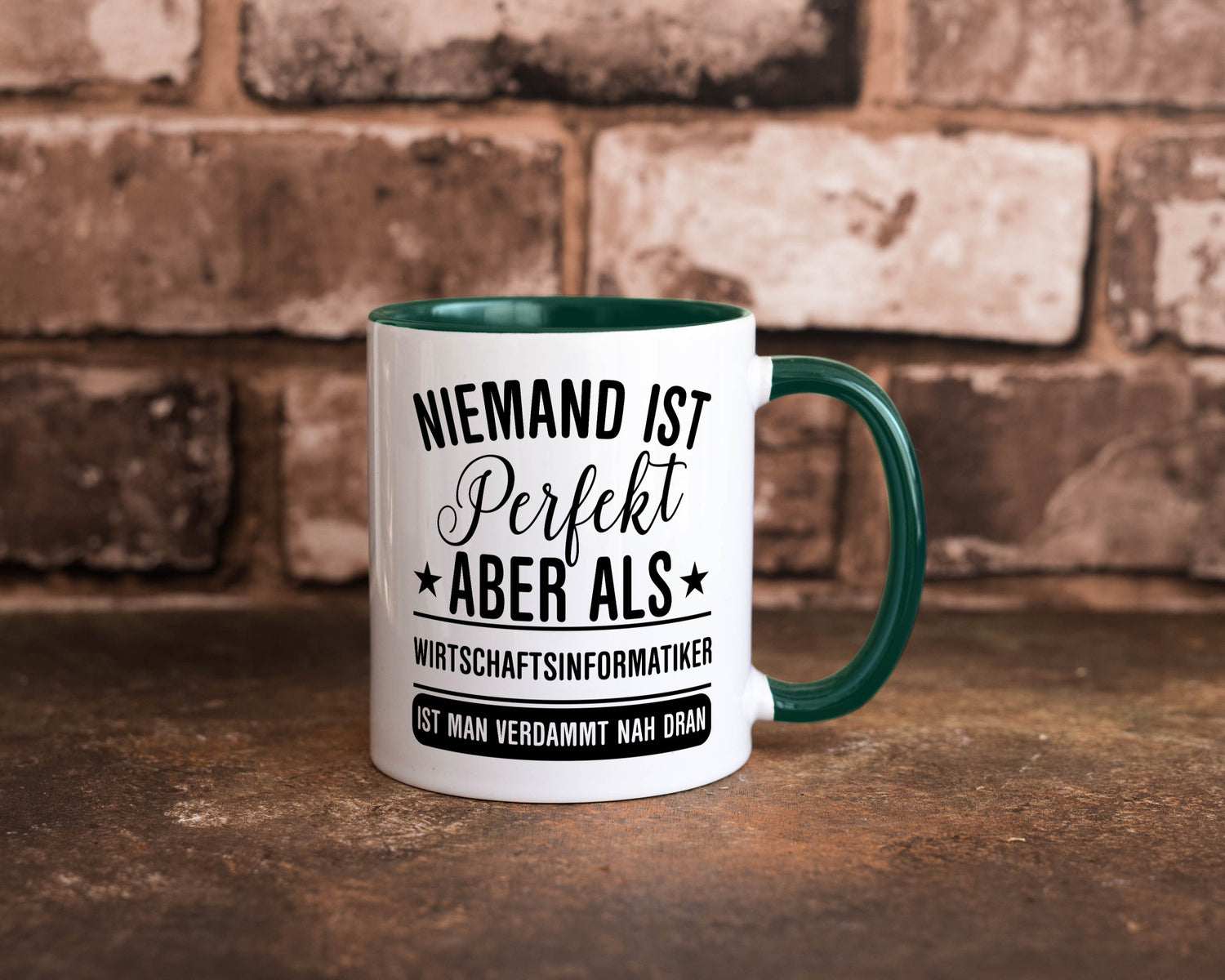 Verdammt nah dran: Wirtschaftsinformatiker | Informatik Humor Geschenkidee Tasse