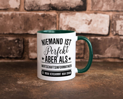 Verdammt nah dran: Wirtschaftsinformatiker | Informatik Humor Geschenkidee Tasse