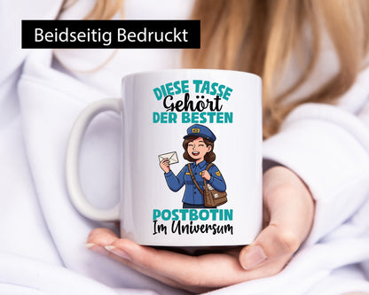 Im Universum: Postbotin | Beruf Post Briefträger Geschenk Arbeit Kollegen Büro