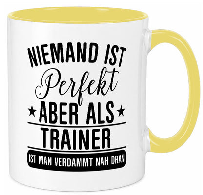 Verdammt nah dran: Trainer | Verein Sport Humor Geschenkidee Tasse