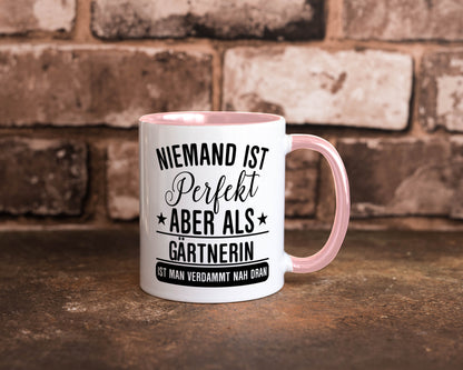 Verdammt nah dran: Gärtnerin | Gartenbau lustig Humor Geschenkidee Geschenk