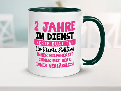 2 Jahre im Dienst | Jubiläum Arbeit v10 lustig Kollegen Büro Geschenk Tasse