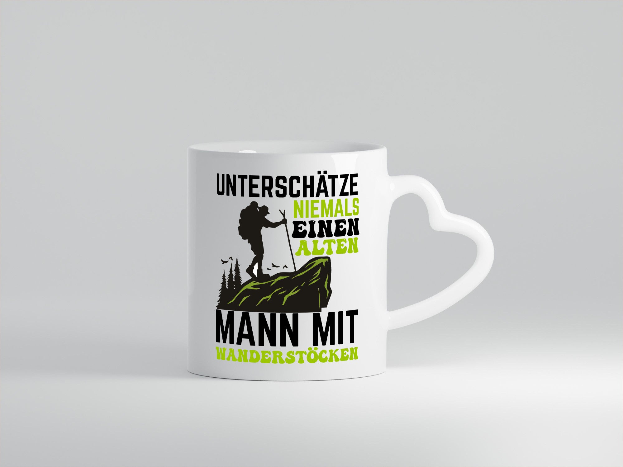Unterschätze niemals einen alten Mann mit Wanderstöcken Humor Geschenkidee Tasse